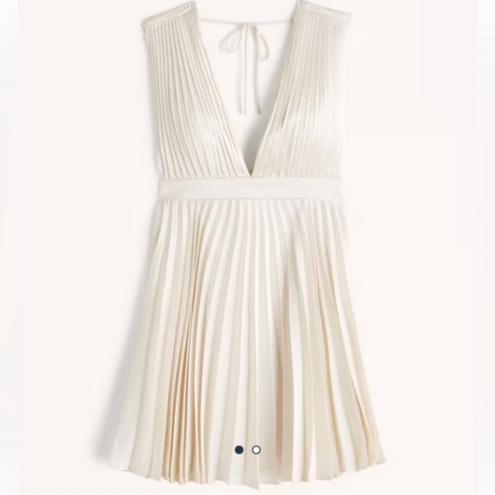 Abercrombie & Fitch pleated plunge dress